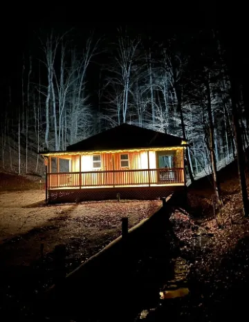 Cozy River front cabin w/Private natural spring. Pet Friendly!