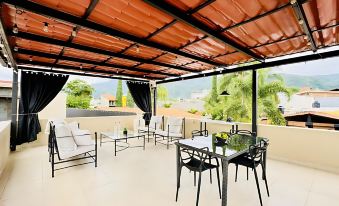 Luxurious 3 Bedroom Retreat in Ajijic - Sleeps up to 6 - Walk to Everything