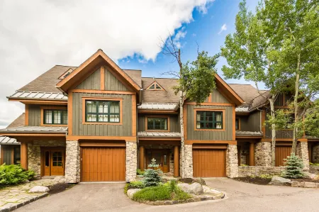 Equinox - Rvmt Отели рядом с достопримечательностью «Waterfall»