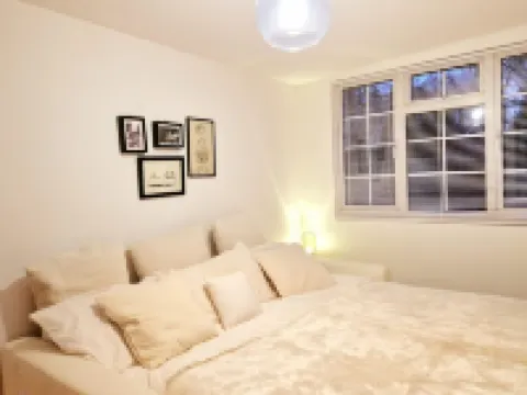 1 Bed Cottage-Museum View-Garden-Free Parking Hotels in Weybridge