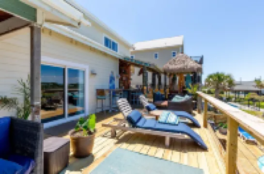 Canalfront, tiki bar, dock, boatramp, pool, hot tub, kayaks, paddleboards & more