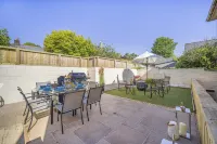 Luxury Coach House Sleeps 12 Five Bedrooms Hotels near Bryntirion Playground