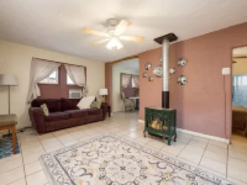 Casa de Colores - Cheerful 1 Bed, Full Bath House Hotels in Truth or Consequences