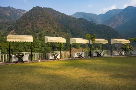 Moustache Rishikesh Riverside Resort Отели рядом с достопримечательностью «Star Trekk Adventure Beach Camp Side»