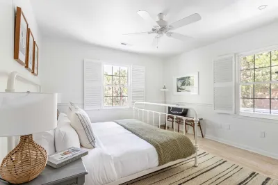 Cast Away by AvantStay Stunning Modern Home Near Beach w Two Kitchens