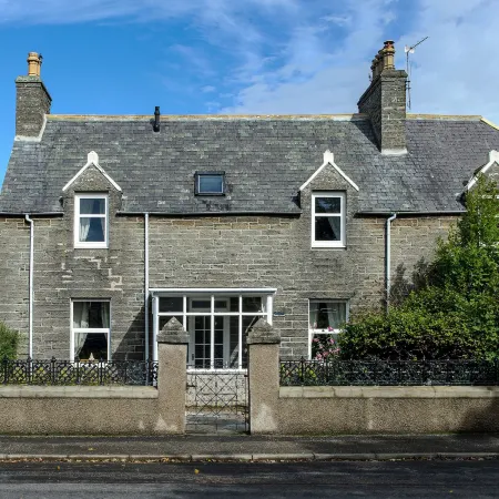 Charming Townhouse on North Coast 500 Route, Wick Отели в г. Вик