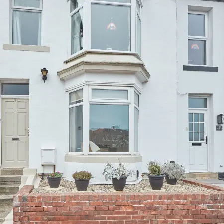 Host & Stay - Retreat by the Sea