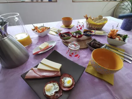 Domaine des 3 CYPRÈS Chambre Pivoine Chez Nath & Pat Отели в г. Монтегю-де-Керси