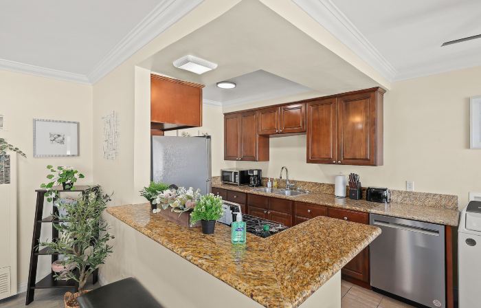 Sunny & Cheerful Near I-10 ~ Queen Beds ~ Parking
