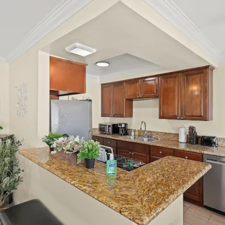 Sunny & Cheerful Near I-10 ~ Queen Beds ~ Parking