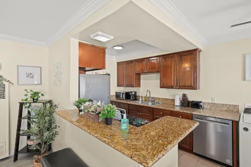 Sunny & Cheerful Near I-10 ~ Queen Beds ~ Parking - 2-Star