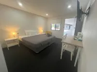 Abajaz Motel-Central-King Bed-Shaded Parking Hotels in Longreach