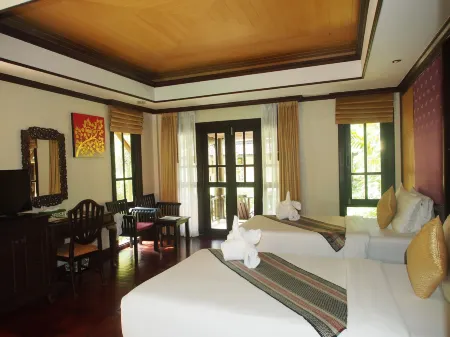 Khaolak Palm Beach Resort Отели рядом с достопримечательностью «Khao Lak-Lam Ru National Park»