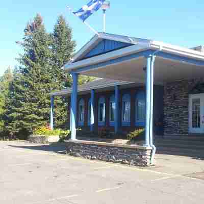 Auberge La Rocaille Hotel Exterior