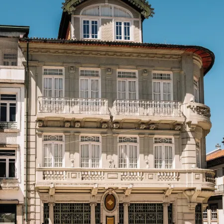 Emaj Boutique Hotel Отели рядом с достопримечательностью «Замок Гимарайнш»