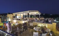 Sun Village Hotel Apartments - bar