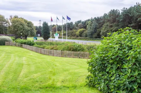 Holiday Inn Newcastle - Gosforth Park Отели рядом с достопримечательностью «Azure Garden Centre & Cafe»