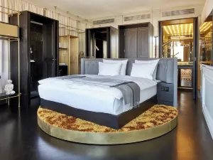 Roomers Munich, Autograph Collection