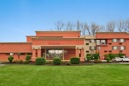 Ramada by Wyndham Tukwila Southcenter Отели рядом со станцией Link Light Rail - Tukwila Station