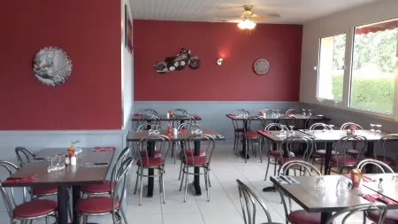 Hôtel Le Goas Plat Отели в г. Плуэзек