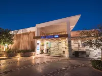 礁石綠洲藍灣水療度假村 鄰近Reef Oasis Dive Club的酒店