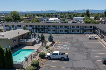 Bend Inn & Suites Отели рядом с достопримечательностью «Парк штата Тамало»