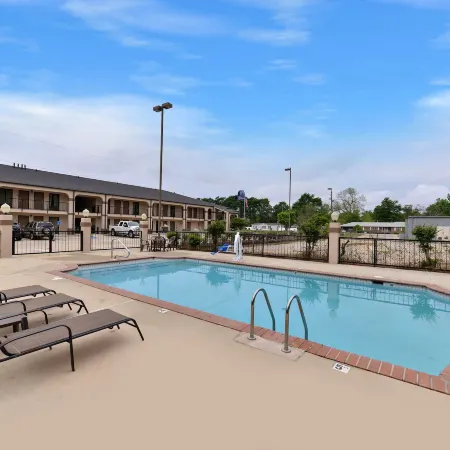 Mockingbird Inn & Suites