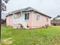Pacific Escape-Walk to the beach! Adorable 2-bedroom Crescent City home.