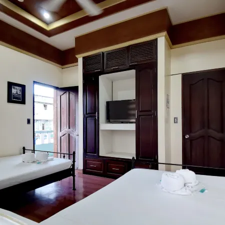Den Den Guesthouse
