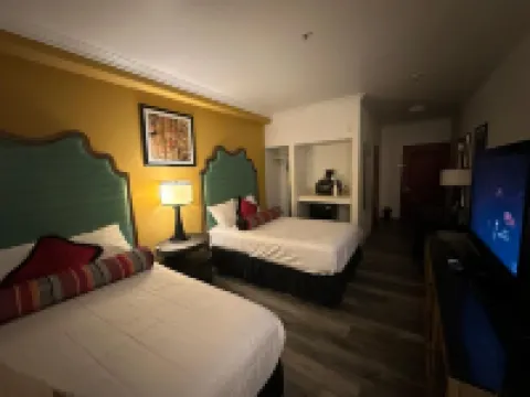 Howard Johnson by Wyndham Bakersfield
