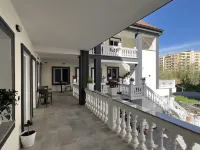 VILA AARON โรงแรมในเดอร์เรส