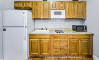 Hallandale Getaway with Pool Near to the Beach - Housity