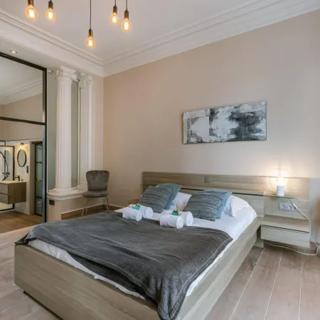 Huswell - Beautiful and Spacious Vacation Home with Parking