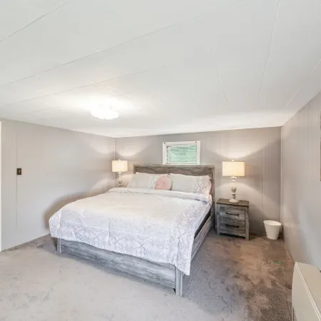 Stowe Retreat Mountain Views & Fenced Backyard by RedAwning