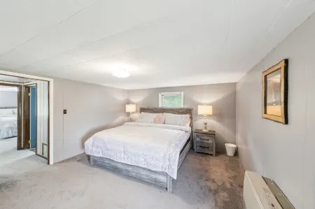 Stowe Retreat Mountain Views & Fenced Backyard by RedAwning