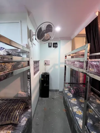 Aarav Dormitory Отели в г. Итарси