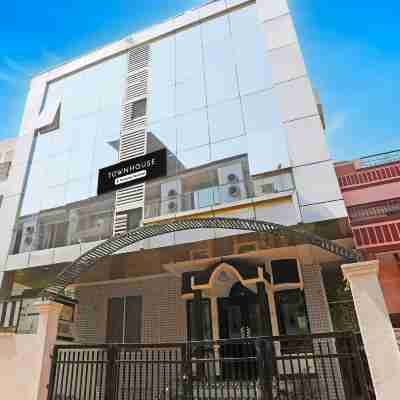 Comfortable Stayss at Varanasi Cantt Hotel Exterior