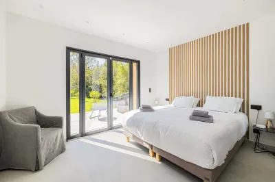 مودرن فيلا ويذ هيتد بول آند جاردن Hotels near Château de Lérins