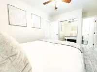 Serene Neighborhood Escape with Full Kitchen - Modern and Inviting 쉘타운 호텔