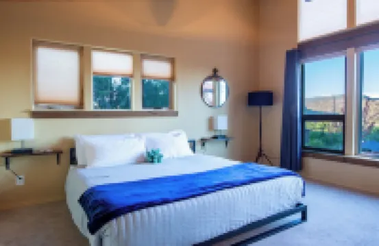 Hot Tub, Pool, King Bed, Views, Easy Access to Sedona Stargazer Bungalow!