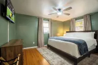 Packer Pilgrimage 2 - Pet Friendly+ Lambeau View Hotels near Green Bay–Austin Straubel International Airport