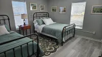 Peaceful, Cozy 2-bedroom apartment in Trinidad with WiFi,  great music.