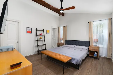 Mins to Domain -4BR Newly Reno Home - Pool+Jaccuzi - Pool +PingPong Table