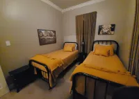 Bluegrass Bungalow 2 bedrooms with large porch