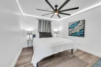Beach Bungalow with 3 pools! Heart of Destin 10 min walk to the beach