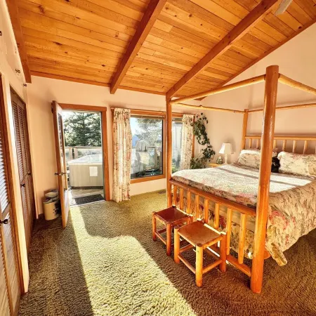 Paradise in Forest setting w/ Ocean views, hot tub, close to town & Hiking