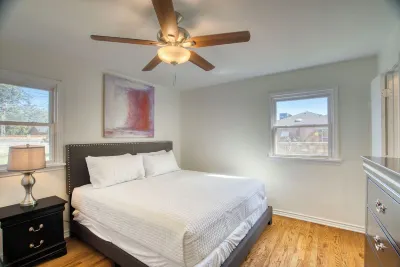 3-bedroom home in Old Midland/Downtown Area w/ spacious backyard and fireplace Hotels near Pilot Travel Center