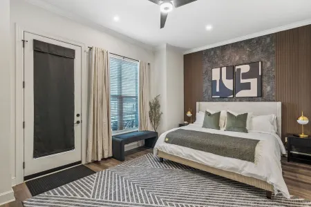 Luxury Downtown Townhouse w/ Game Room and Gated Lot Отели рядом с достопримечательностью «Тайлер Роуз Гарден»