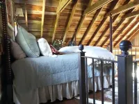 Hill Country Log Cabin Close to Wimberley & Dripping Springs Shopping and Dining