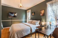 Stylish 3 Bedroom W/ AC ❄️, Mesh WiFi 🛜, Billiards 🎱 table, Games🎯🎮,parking